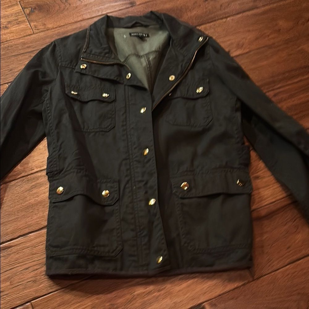 Black Bomber Jacket with Sturdy Fabric and Pointed Collar